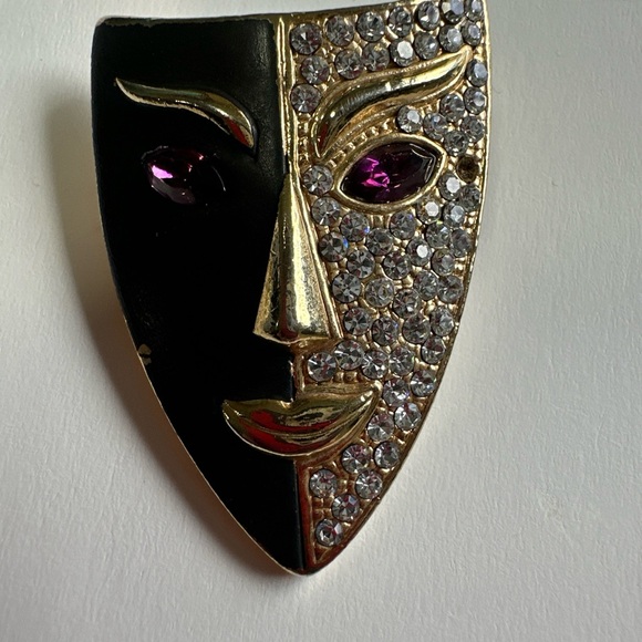 2 Mardi Gras brooches from the 1980s Enamel Clown and A Rhinestone Mask. - Picture 5 of 8